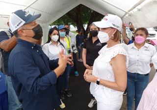 Primera dama verifica proceso de vacunación en Auto exprés