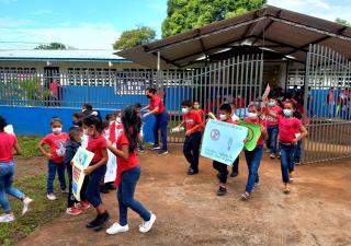 Grupos escolares caza humos se lucen en el día mundial sin tabaco