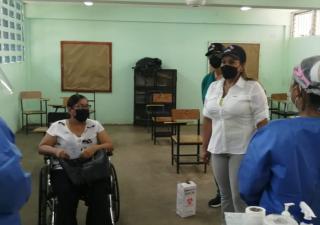 Ministra Consejera verifica proceso de inmunización en el circuito 4-1 