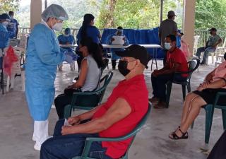 Coclesanos acuden a puestos habilitados a vacunarse