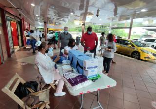 Colón continúa con su puesto de vacunación contra la Hepatitis
