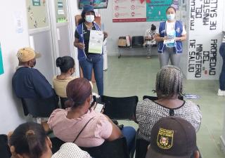 Orientan a pacientes y familiares de la Clínica TAR en Colón