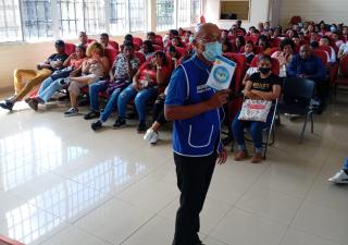 Estudiantes universitarios reciben orientación en salud preventiva