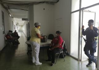 Inicia el proceso de vacunación a funcionarios de salud en Colón