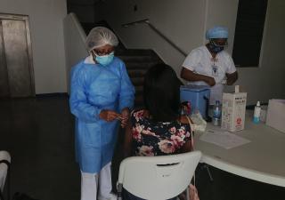 Continúa proceso de vacunación en Colón 