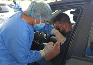 Auto rápido en Colón aplica 420 dosis de vacunas