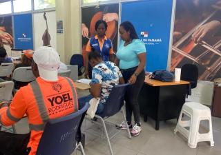 Regional de Colón capacita sobre dengue a residentes de Alto de Los Lagos