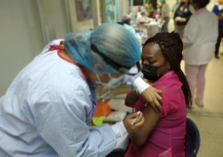 Colon recibe y aplica segunda dosis de vacunas