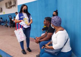 Orientan en temas de salud a las personas que acuden al hospital de Colón