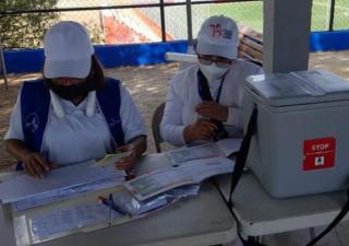 Equipos de enfermeras de la región Metropolitana de Salud amplían el acceso de la vacunación con estrategia de barrido