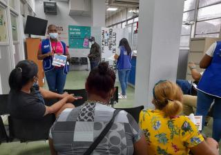 Lavado de manos y eliminación de criaderos de mosquitos temas ofrecidos a pacientes y familiares en Colón