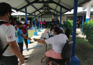 Colon avanza en aplicación de vacunas