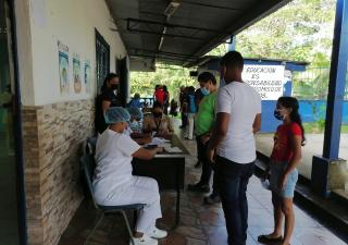 Proceso de vacunación a residentes del área de la transístmica en Colón