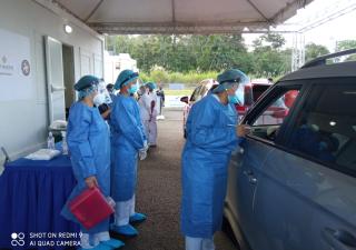 560 dosis de AstraZeneca se aplican en auto exprés de Colón