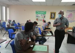 Instruyen a manipuladores de alimentos en Colón el tema sobre lo perjudicial del uso del tabaco