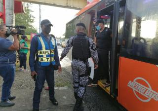 Realizan operativo en transporte público en Colón