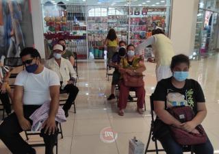 Población acude masivamente a vacunación contra la hepatitis