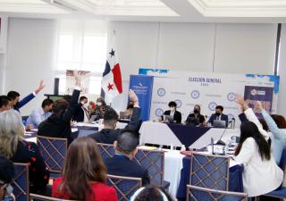 Universitarios debaten sobre el empaquetado neutro de cigarrillos