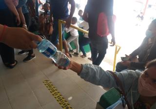 Sensibilizan a los pacientes en el tema de agua.