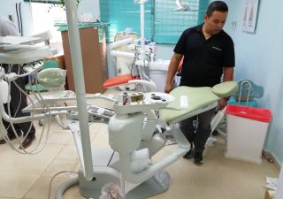 Herrera recibe sillas odontológicas