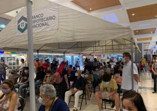 Realizan jornada de vacunación en el centro comercial El Dorado