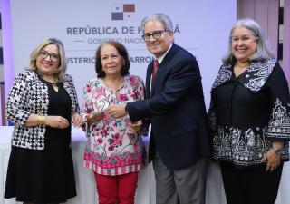 Ministro de Salud presente en la entrega de cheques de pensión vitalicia a los héroes del 9 de enero de 1964