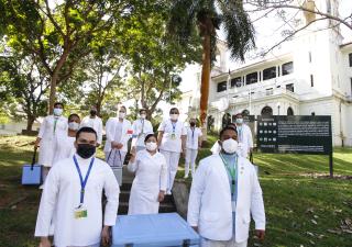 Inicia proceso de vacunación al personal de salud de los hoteles hospitales 