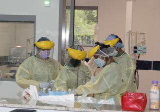 Capacitan a enfermeras en manejo de equipos y pacientes COVID-19
