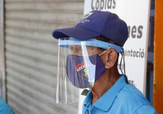 Reiteran uso de pantalla facial en el transporte público 