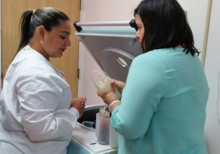 Hospital Cecilio A. Castillero recibe equipos para el banco de sangre .