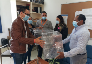 Hospitales santeños reciben escafandras para intubación.