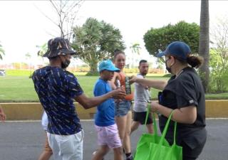 Salud decomisa productos en puestos que incumplían normas sanitarias en la ruta del carnaval capitalino 