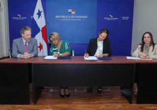 Firma de convenio entre el Ministerio de Salud y el Cuerpo de Paz en Panamá