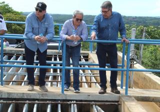 Ministro de Salud recorre instalaciones sanitarias en Los Santos