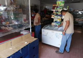 Inspeccionan comercios de venta de alimentos  