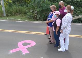 Pintan listones rosados como parte de la campaña contra el cáncer de mamas