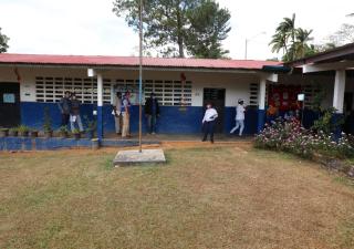 Vacunan personas con discapacidad en Quebrada del Ciprián