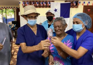 Orientan a adultos mayores sobre estilos de vida saludables