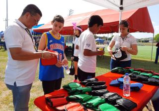 Llevan servicios de salud a participantes de feria deportiva