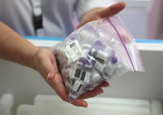 Herrera recibe vacunas para embarazadas y pacientes con esclerosis múltiple 