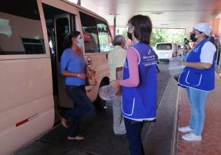 Distribuyen pantallas faciales en la terminal de transporte de Chitré 