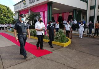 Honran a director regional en acto de cremación de banderas en Herrera