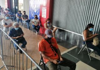 Gran afluencia de personas en puntos fijos de vacunación en Chitré 