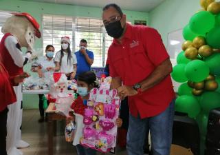 Celebran fiesta navideña a niños de El Ciruelo de Pesé 