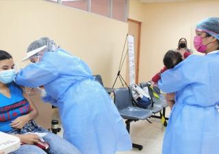 Embarazadas y puérperas reciben vacuna contra el COVID-19