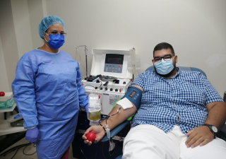 Herrera recibe a su primer donador de plasma de convaleciente