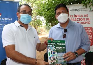 Autoridades regionales y moradores reciben versión impresa de la revista “Minsa en Acción” en Herrera