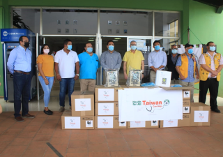 Entregan donación de 10 ventiladores en Herrera