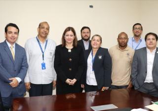 Ministra de Salud logra acuerdo que pone fin a paro laboral en el HST