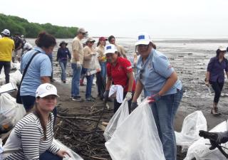 Región metropolitana celebra aniversario con limpieza de playas